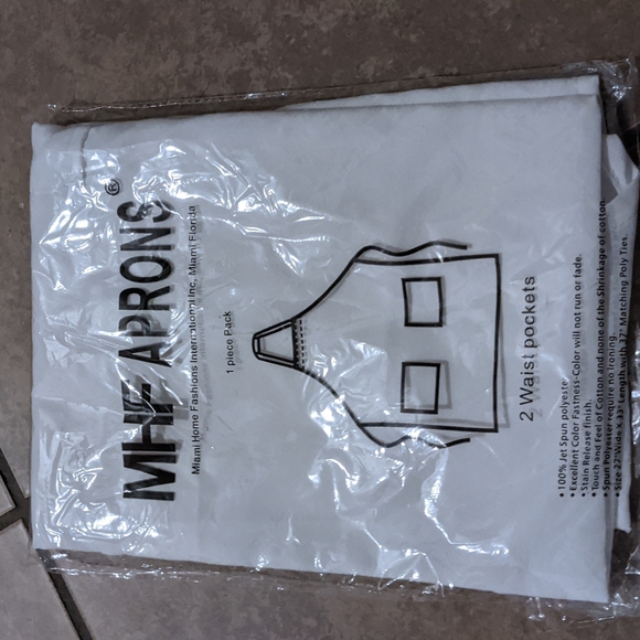 Other - 🎄NWT Apron White